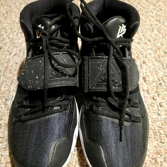 Kyries - Picture 3 of 4